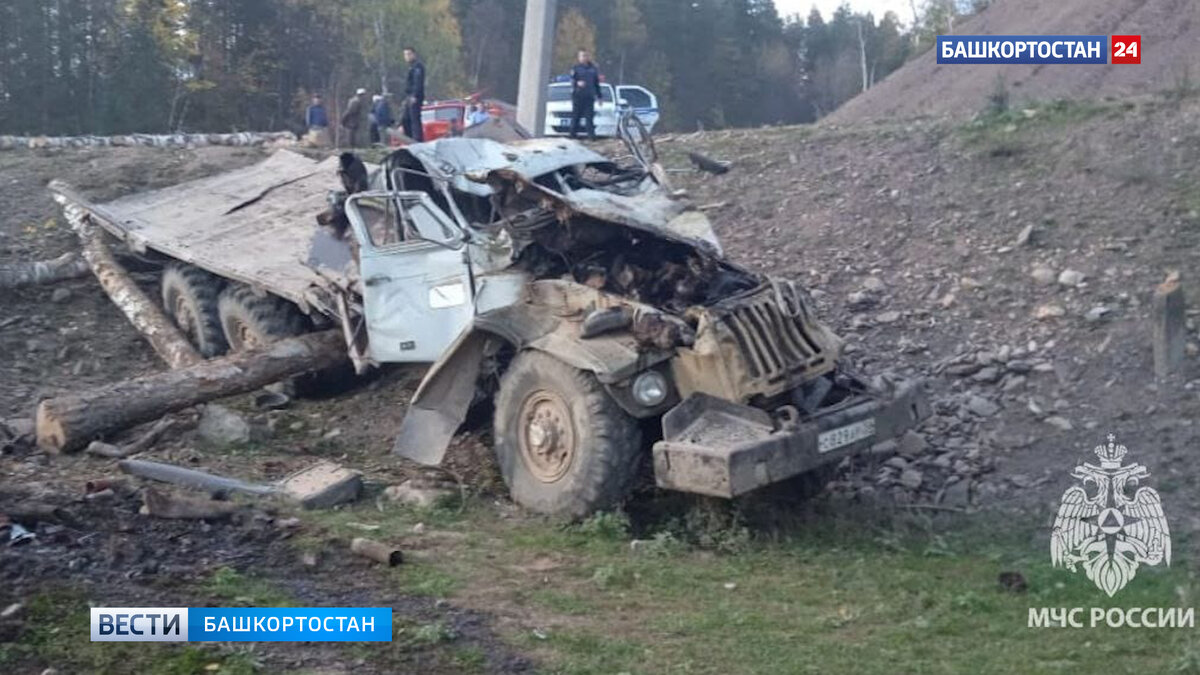    На трассе в Башкирии опрокинулся лесовоз: водитель погиб на месте