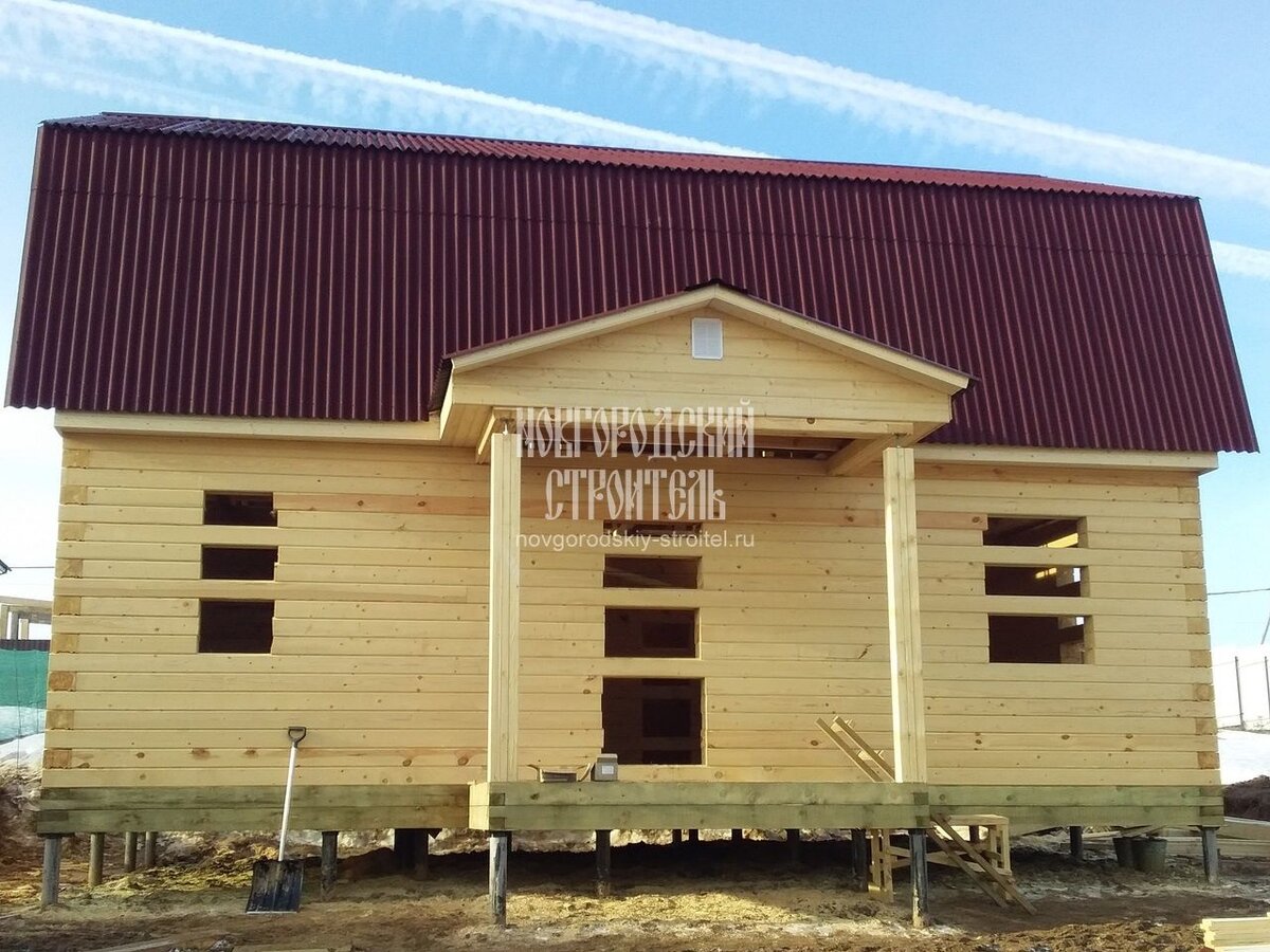 Законченный и подготовленный для "выстаивания" сруб под крышей