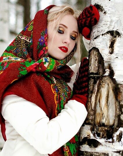 Платок - один из традиционных подарков на Руси. Красивый и дорогой, его берегли и покрывали им голову только по большим праздникам.