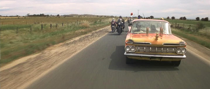 Was mad 6. 1959 Chevrolet Bel Air/ «Безумный Макс» (1979). Mad Max 1979. Безумный Макс 1979 байкеры. Безумный Макс 1979 автомобили.