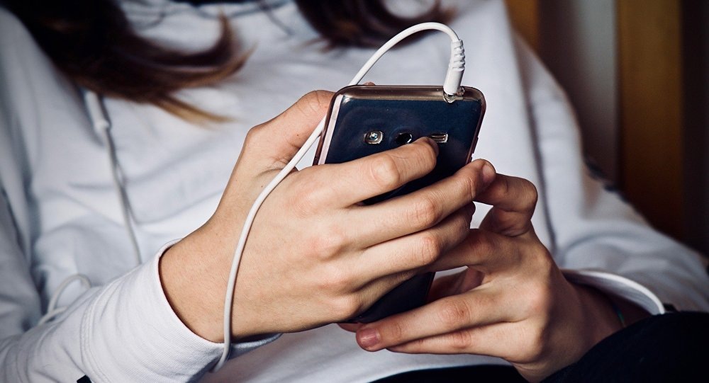 Смартфон до 5000 рублей – какой лучше купить в 2019 году? Справедливо говоря, по такой цене сложно найти топовое устройство, хотя с каждым годом бюджетники получают все больше флагманских функций. Но все равно будьте готовы пожертвовать некоторыми параметрами: крутой камерой, сканером лица, технологиями искусственного интеллекта и большим объемом оперативной и встроенной памяти.

 Хорошие телефоны до 5 000 рублей не обязательно должны быть сенсорными. Чтобы расширить подборку, мы включим в нее надежные кнопочные устройства. Не удивляйтесь – у этих гаджетов тоже есть свои покупатели. В основном, люди пожилого возраста, дети и взрослые, которым нужна простая «звонилка» с минимумом функций. 
