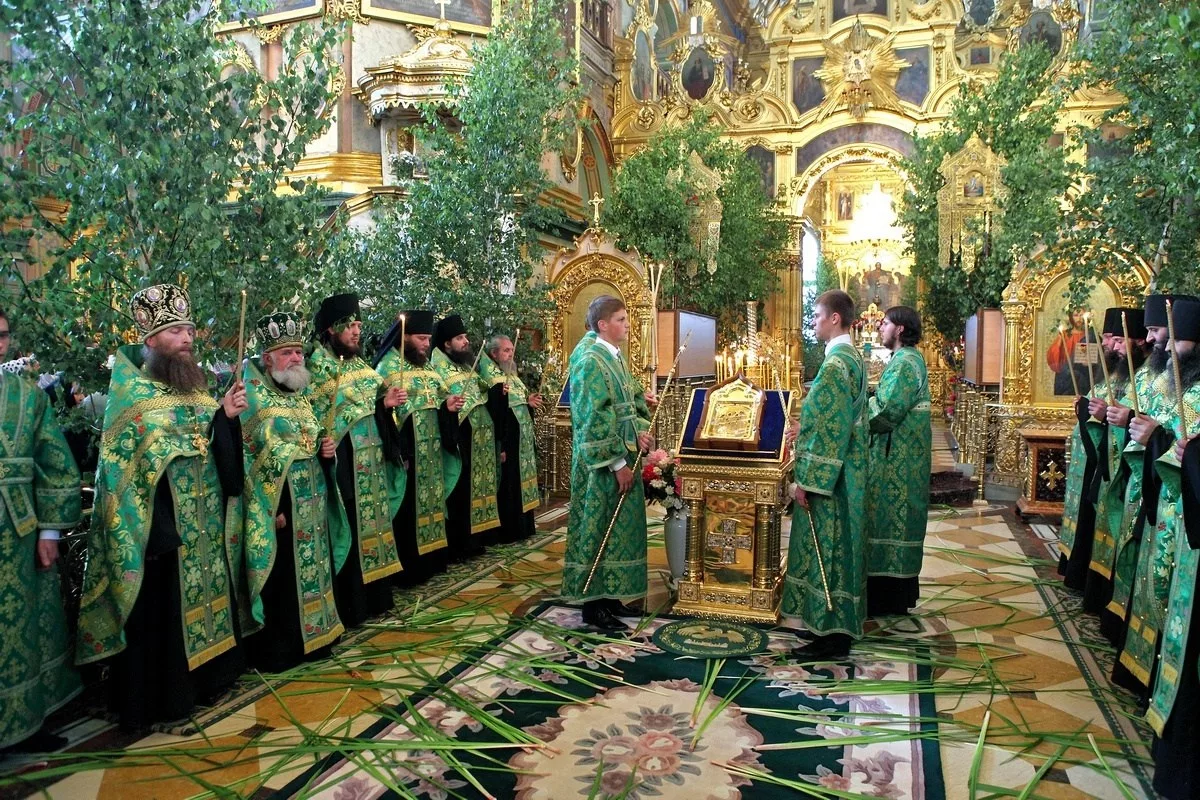 Служба в храме на Троицу. Храм в день Святой Троицы. Троицын день Березки в храме. Праздник Святой Троицы служба.