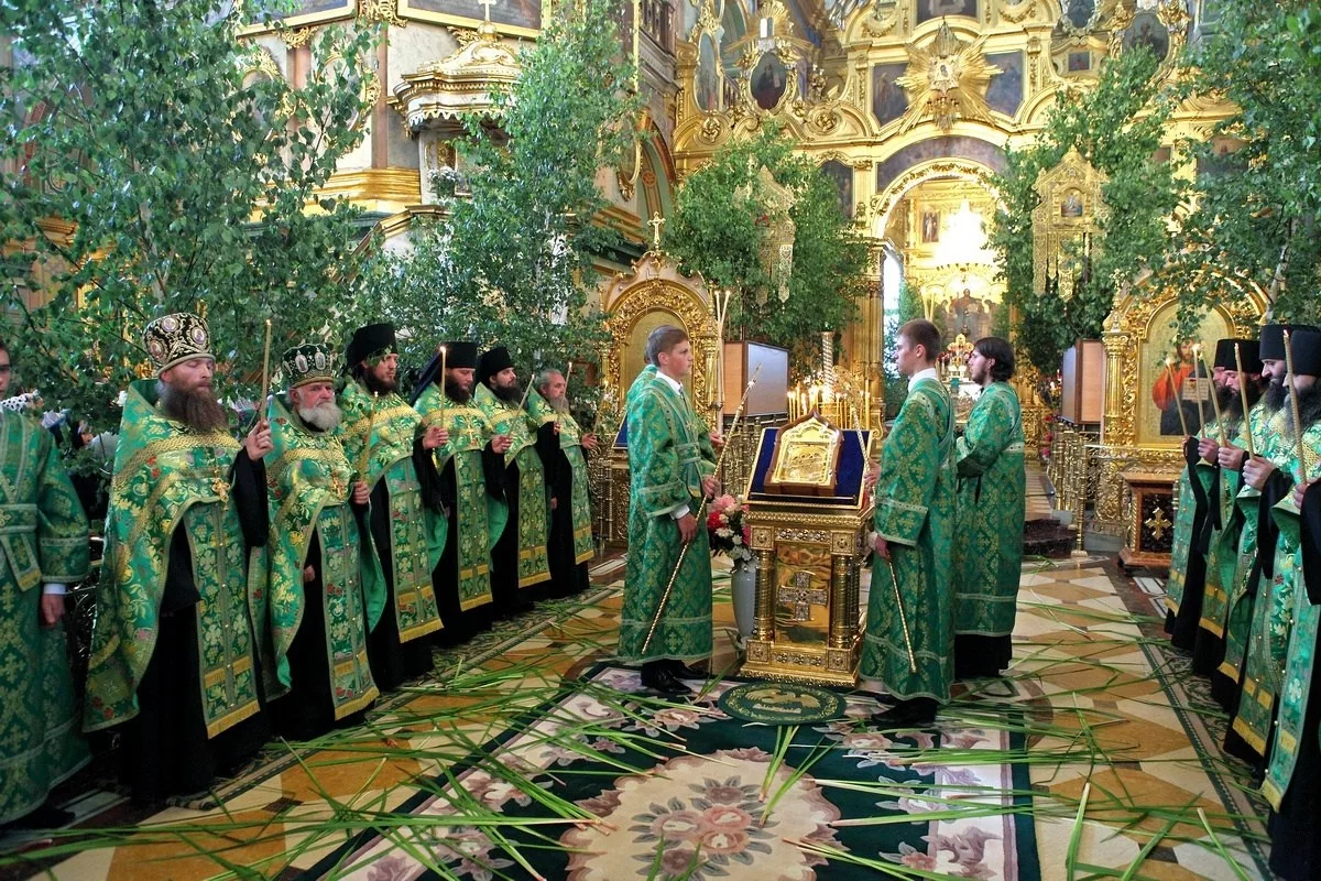 Сценарий праздника в храме. Служба в храме на Троицу. Служба в церкви Святая Троица. Свято-Успенская Почаевская Лавра прямая трансляция. День Святой Троицы в храме.