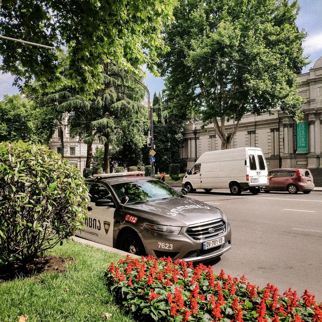 Почти все полицейские автомобили  в Грузии американского производства, выглядят как новые, и всегда блестят.