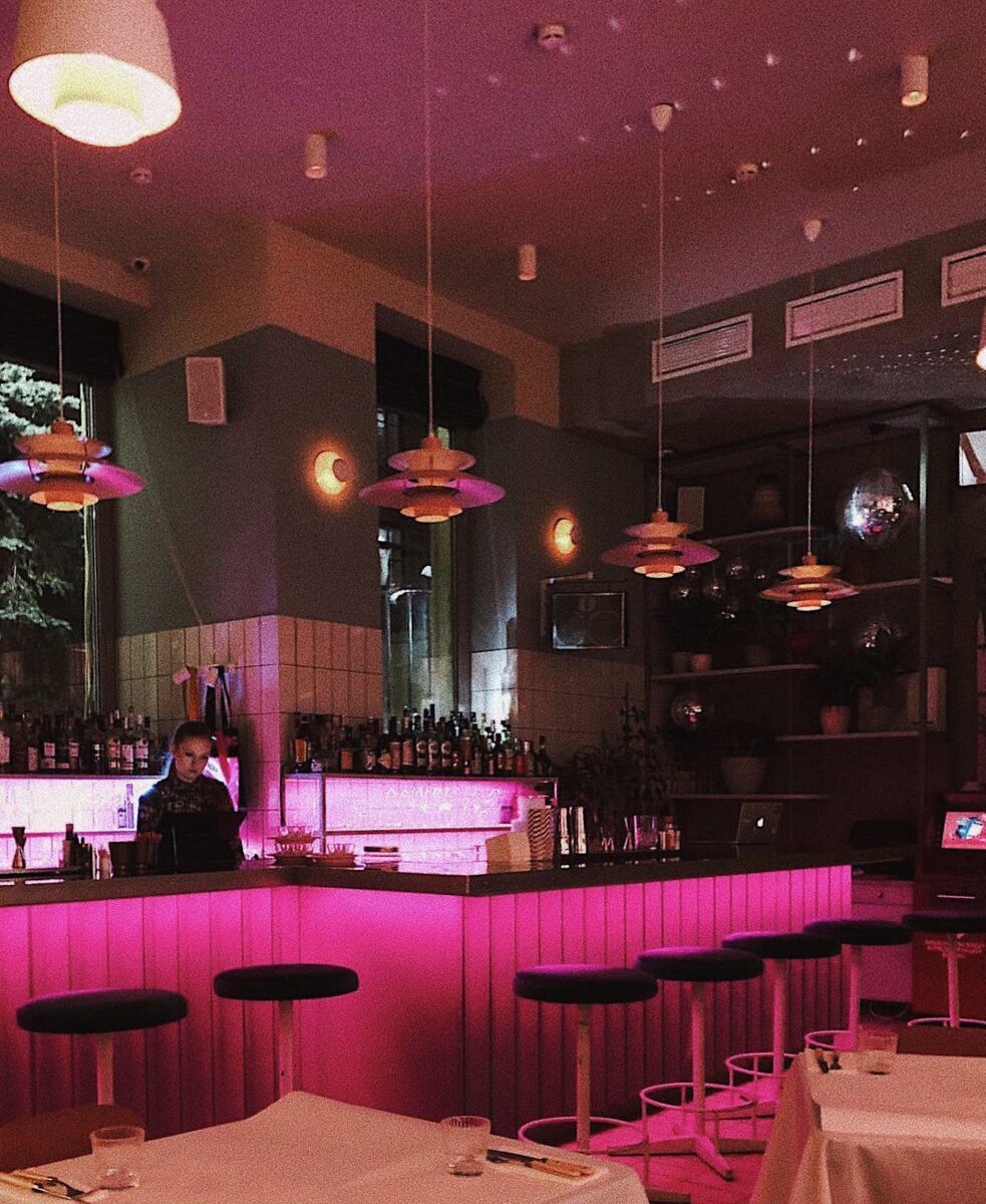 Какая же трудная работа, тусоваться.