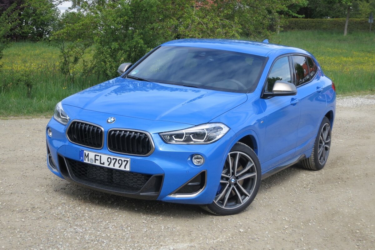 BMW X2 M35i: Широкие ноздри с обрамлением в гамме Cerium Grey указывают на эту мощную версию.
