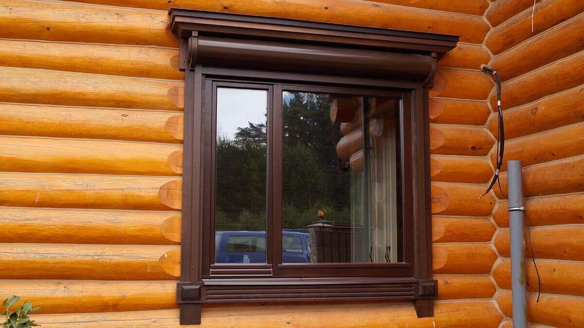 Купить окна в деревянный дом. Наличники на окна. Наличники в срубе. Наличники на окна в деревянном доме. Наличники в деревянном доме.