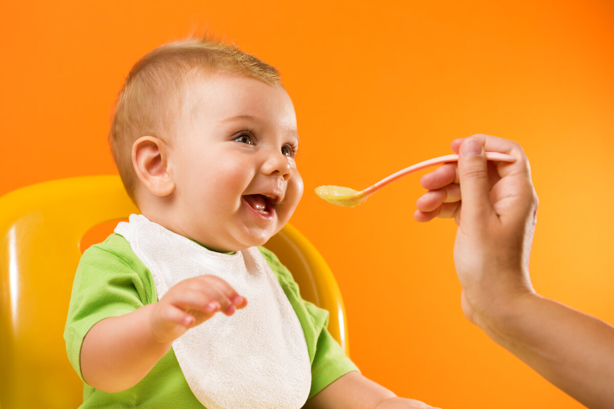 Малыш кушает. Еда для детей. Прикорм ребенка. Маленький ребенок ест. Звук ребенка 6 месяцев