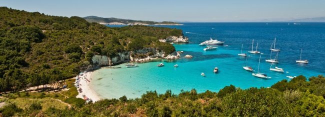 
Паксос — один из самых маленьких Ионических островов. Его длина составляет всего-лишь тринадцать километров. Добраться до острова можно только на лодке и у причалов Паксоса постоянно швартуются яхты. На Паксосе (возможны написания Paxoi или Paxi) туристическая инфраструктура развита еще больше, чем на Китире. Здесь больше роскошных курортов, бутиков и достопримечательностей, от которых захватывает дух даже у видавших виды путешественников. На южном берегу острова насчитывается порядка сорока морских пещер, в которых любят бывать туристы. Достойна внимания и средневековая венецианская крепость Agios Nikolaos. 
