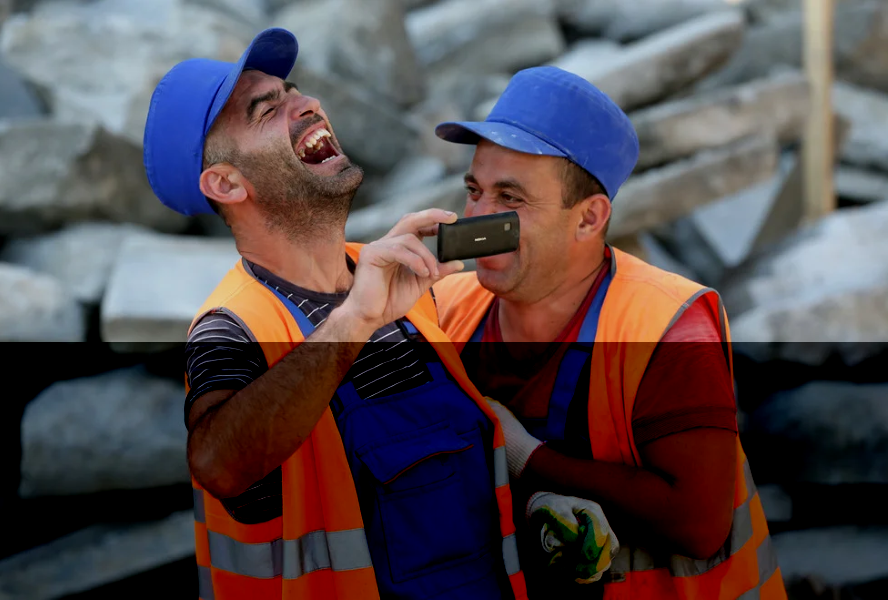 Гастарбайтеры из Таджикистана на стройке в России