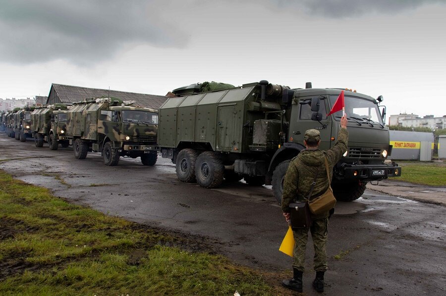 Марш колонны. Колонна военных КАМАЗОВ. Марш колонны военной техники. Колонна Российской техники. Военная техника на марше.