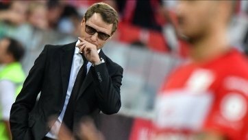 Фото: kp.ruНапомним, 53-летний специалист проигнорировал обязательное флэш-интервью, а также не появился на послематчевой пресс-конференции, где журналисты ожидали его больше часа.
