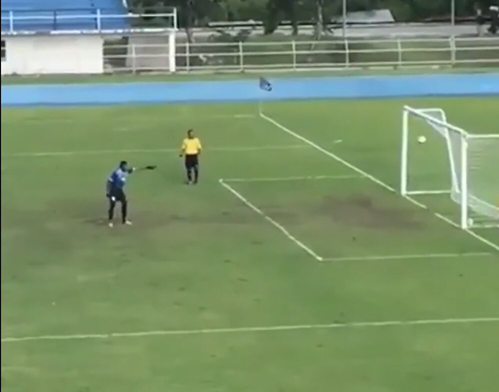 Мяч чудом попал в ворота