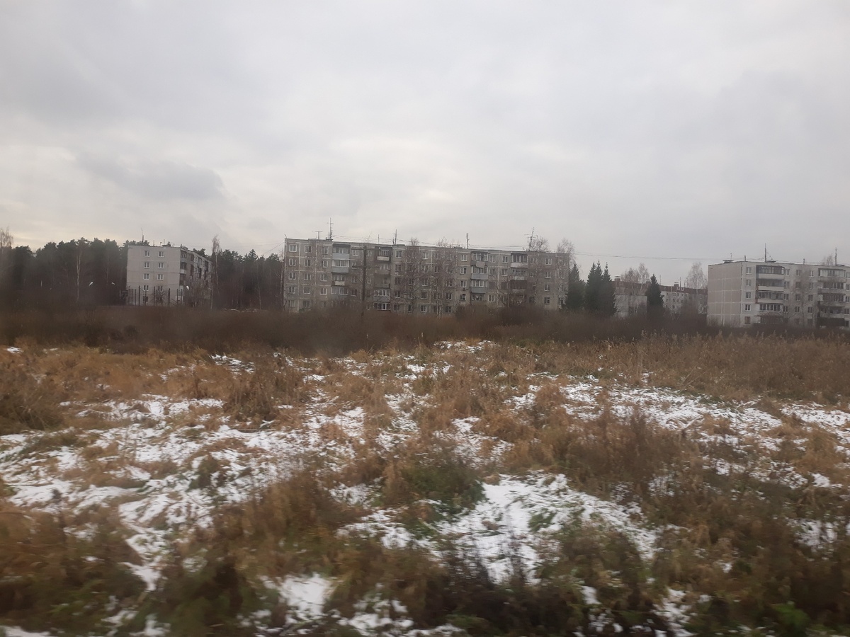 Иногда семья хочет переехать из депрессивного места в гущу событий крупных городов. Часто "любой ценой"