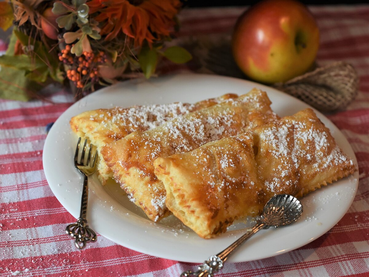 Пирог с яблоками из слоеного теста с фото