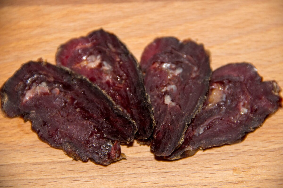 Казылык способен надолго насытить взрослого человека 3-4 кусочками и очень долго не портится даже в жару