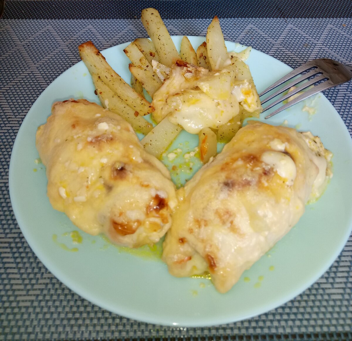 Рулетики с начинкой из грибов.