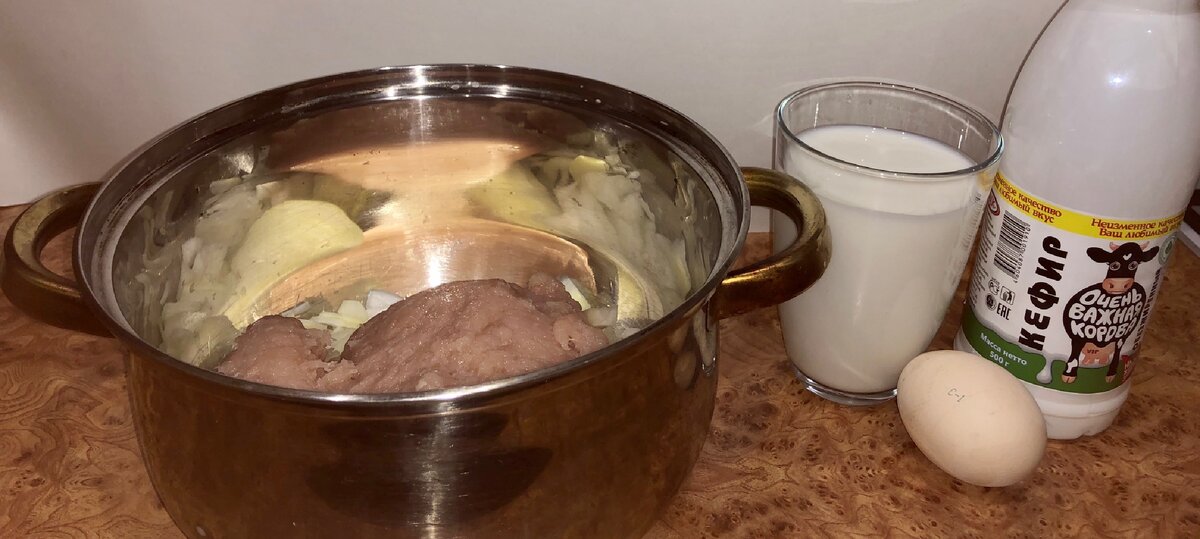 Все что нам потребуется на этом фото:) (фарш, лук, яйцо, кефир)