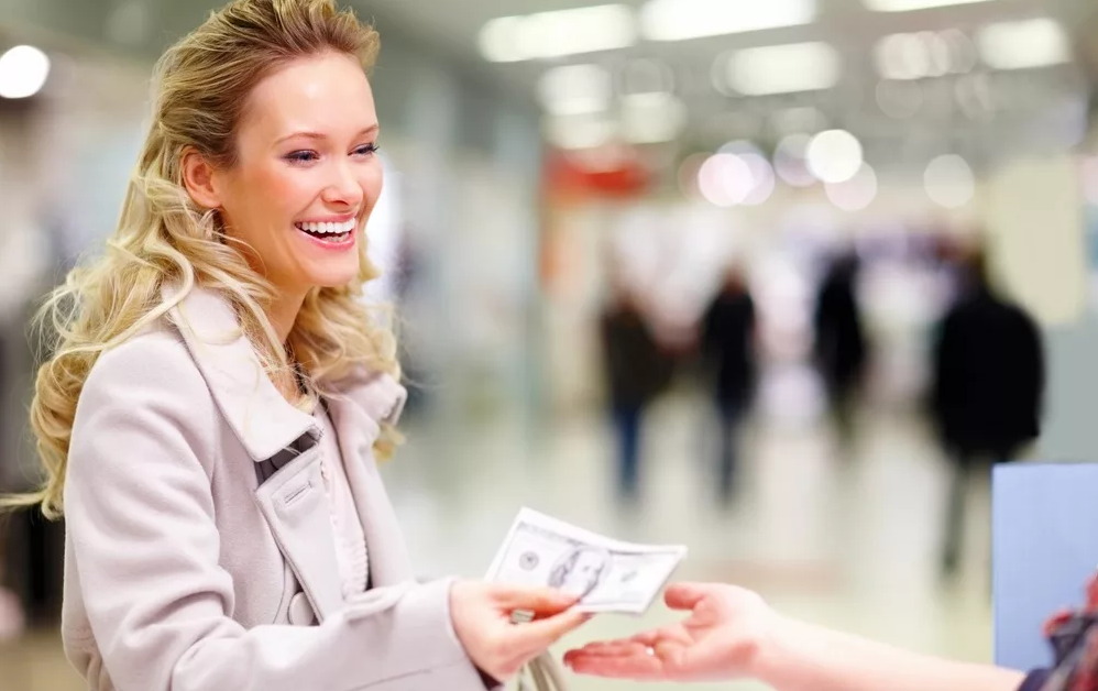 Видите как она счастливо расстается с деньгами? Ваши клиенты тоже так могут!