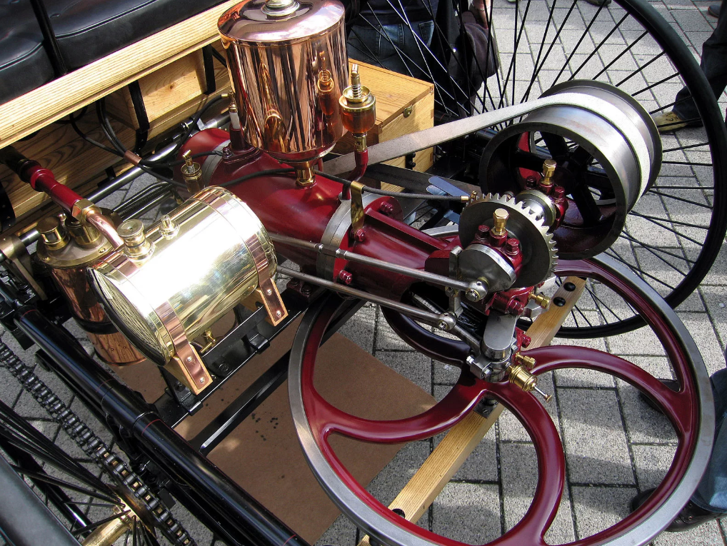 Двигатель автомобиля Бенца Patent-Motorwagen на фестивале классических автомобилей в Дзингу Гайен. Токио, Япония, 25 ноября 2017 г.
