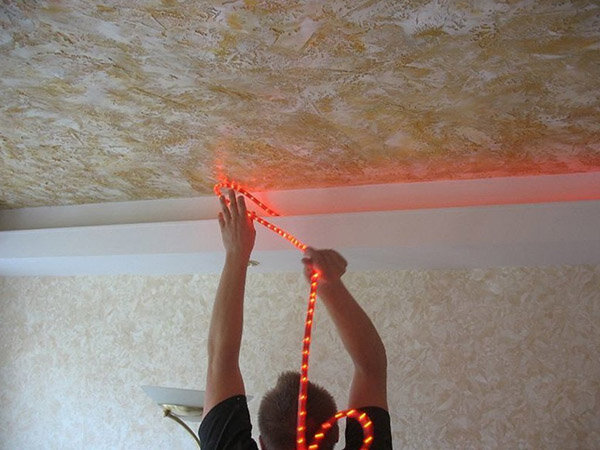 Гирлянда лампочек, свисающих с потолка - скачать фото бесплатно | Flyvi
