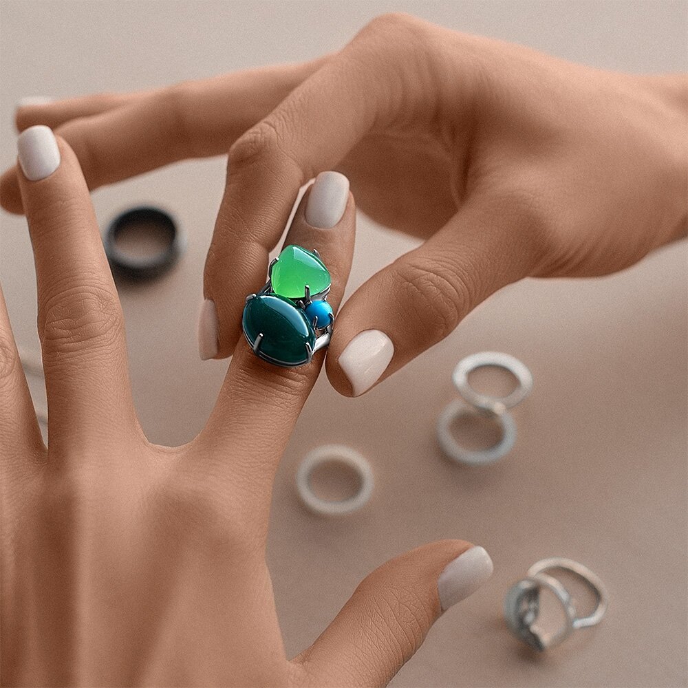 На фото кольцо с разными самоцветами огранки кабошон.