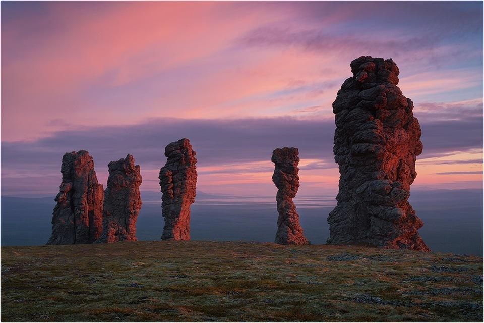 Памятник природы. Мань-Пупу-нёр столбы выветривания. Столбы выветривания на плато маньпупунёр. Столбы выветривания Республика Коми. Уральские горы плато Маньпупунер.