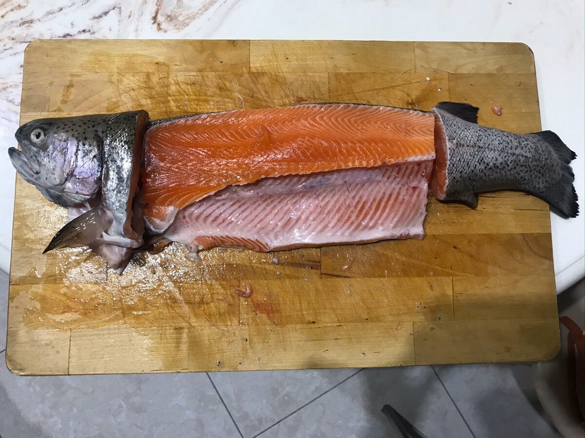 Начинаю разделывать рыбу