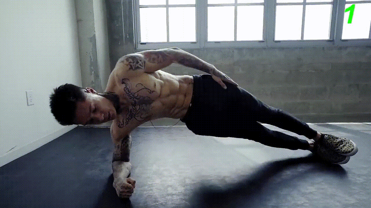 Поднимаемся, напрягаем косые мышцы как можно сильнее. И опускаемся вниз. Меняем сторону.