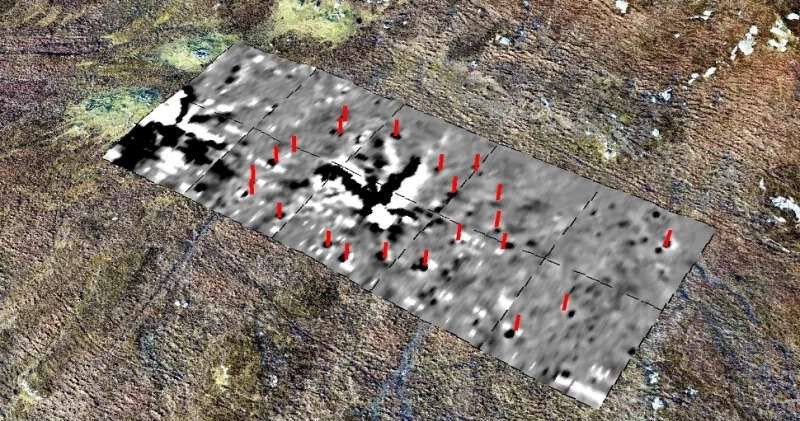 Красные метки - это каменные обелиски, а тёмное пятно в центре следы ударов молний. 
