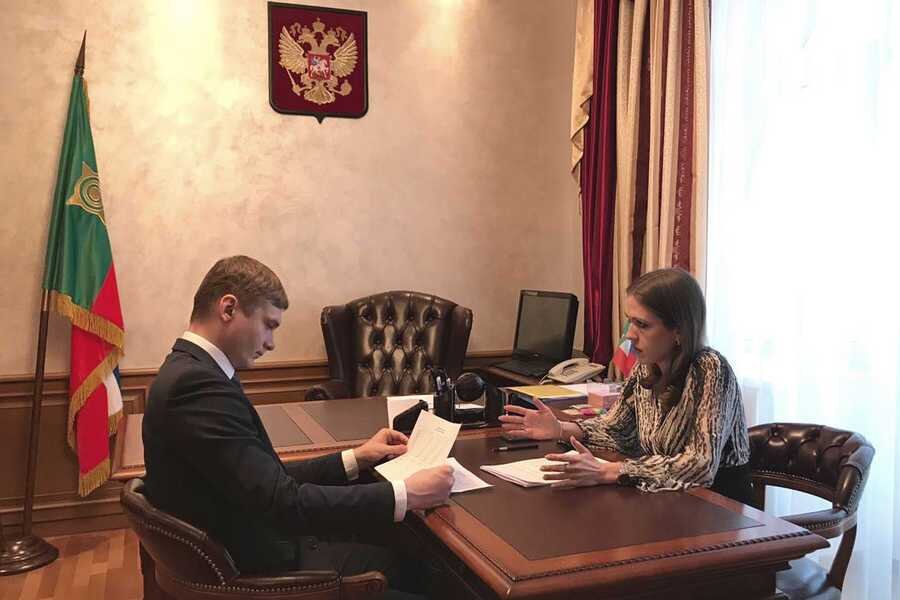 Глава Хакасии Валентин Коновалов и руководитель постпредства РХ в Москве Юлия Исмагилова. Фото - пресс-служба правительства РХ.