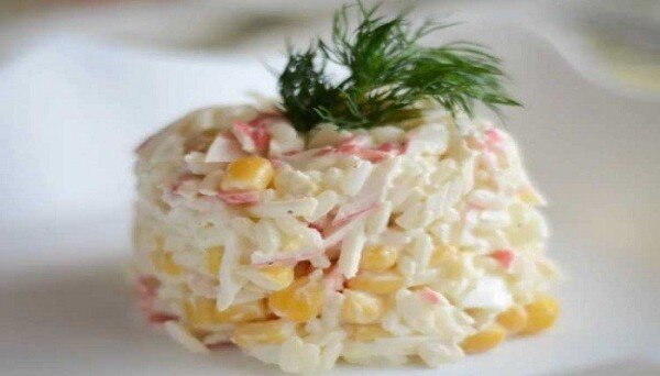 Крабовый салат с бурым рисом — рецепт с фото пошагово
