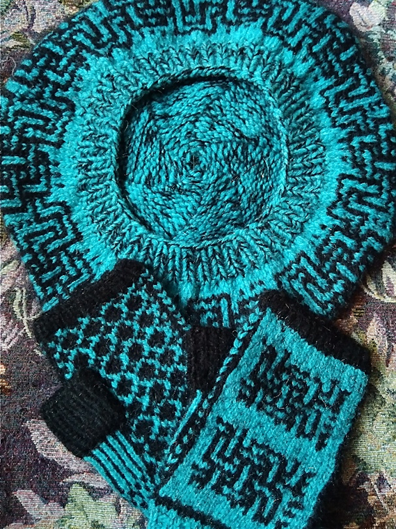 Фото 1 б (от автора). Гарнитур из  берета и митенок. Крупный план.