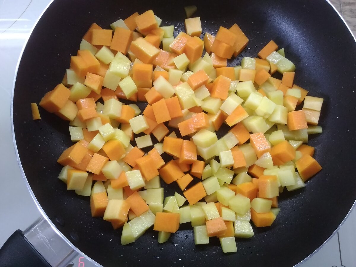 Обжариваю тыкву и картошку