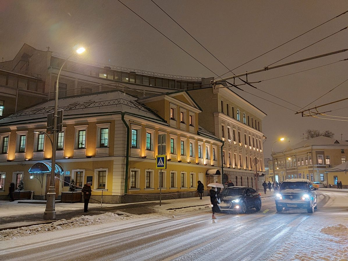 В темноте спасает ночной режим съёмки. 