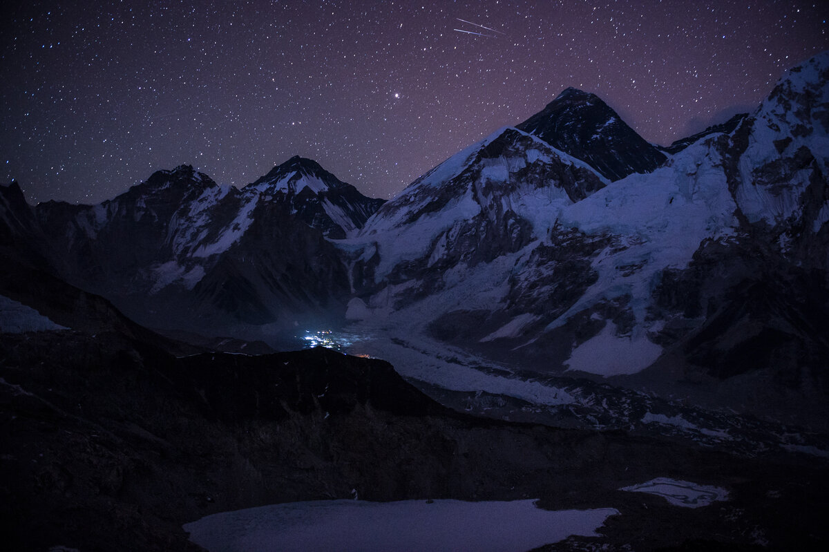 Ночь над базовым лагерем Эвереста. Уникальный кадр.