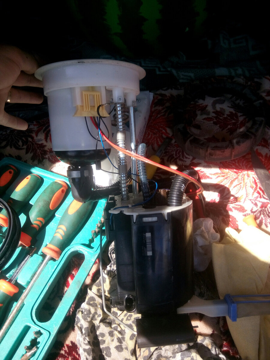 Трубка бензонасоса е90. Бензонасос 2107 изнутри. S4 008 bosch разборка. Фильтр топливного насоса ваз 2114. Неисправный топливный насос.