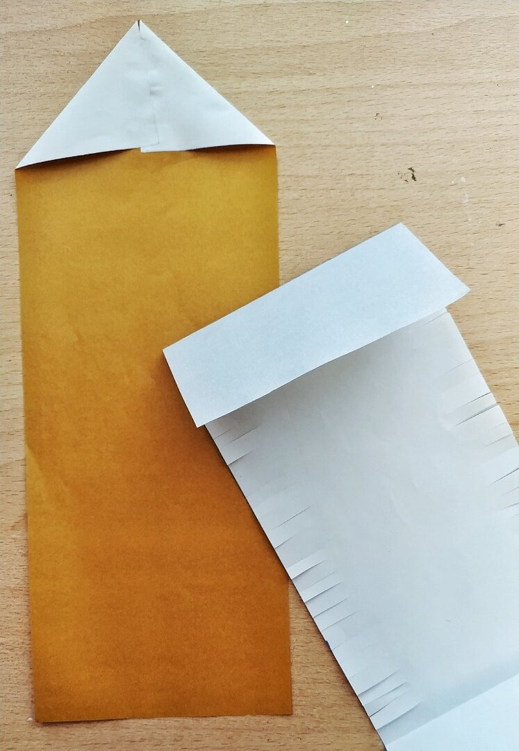Очень простая и милая поделка, которую смогут сделать дети от 4 — х лет!
  Материалы: цветная бумага, ножницы, клей, фломастеры. Как сделать:
 Для начала нам нужно сделать заготовки для поделки.-1-3