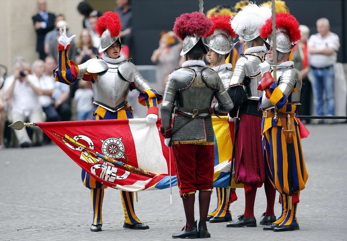 Новобранцы швейцарской гвардии принимают присягу. 