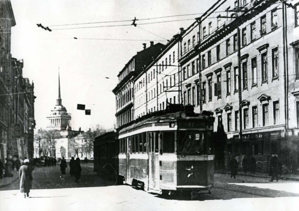 15 апреля 1942 г. Первые трамваи на проспекте 25 Октября после блокадной зимы после восстановления трамвайного движения в городе. (Источник фото: сайт Pastvu.com, http://getmuseum.ru/blokadniy_tramvay, автор: Г.Ф. Коновалов)