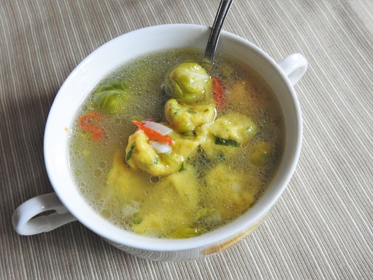 Куриный суп с клецками пошаговый. Консоме с клецками. Суп Токук клецки. Суп Шушедду. Суп из индейки с клецками