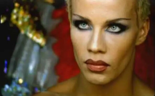 Анатолий Евдокимов в клипе на песню «А он тебя целует». Кадр из видео