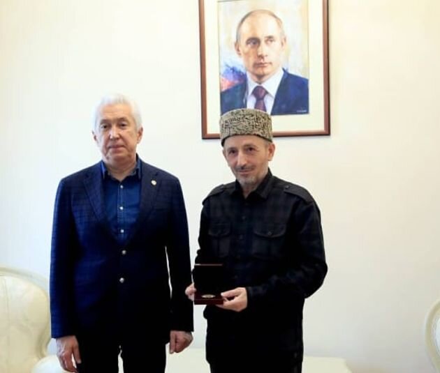 На фото - два героя своей уммы