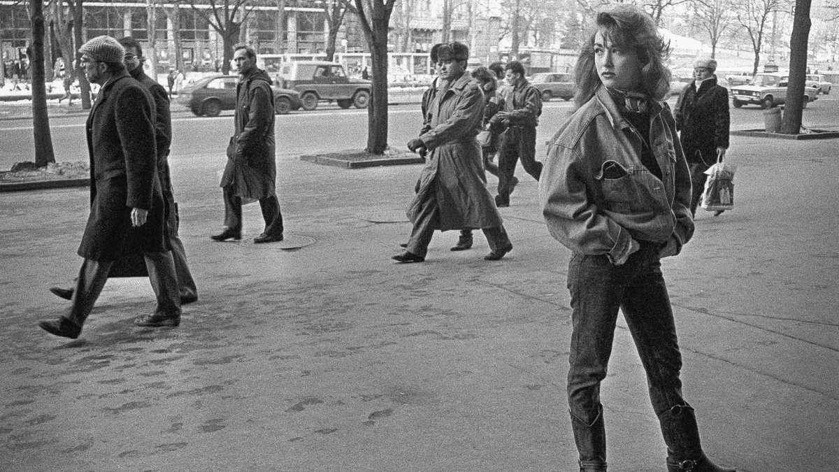 Девушка на стиле из 90-х. Фото из свободных источников