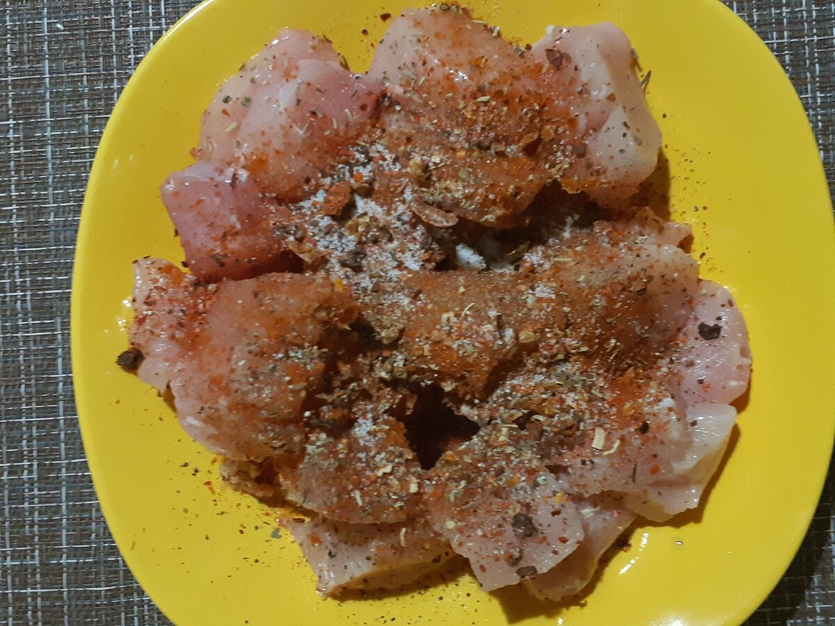 Добавляем прованские травы, паприку, сухую аджику, соль и перец по вкусу. Все хорошо перемешиваем и оставляем промариноваться.