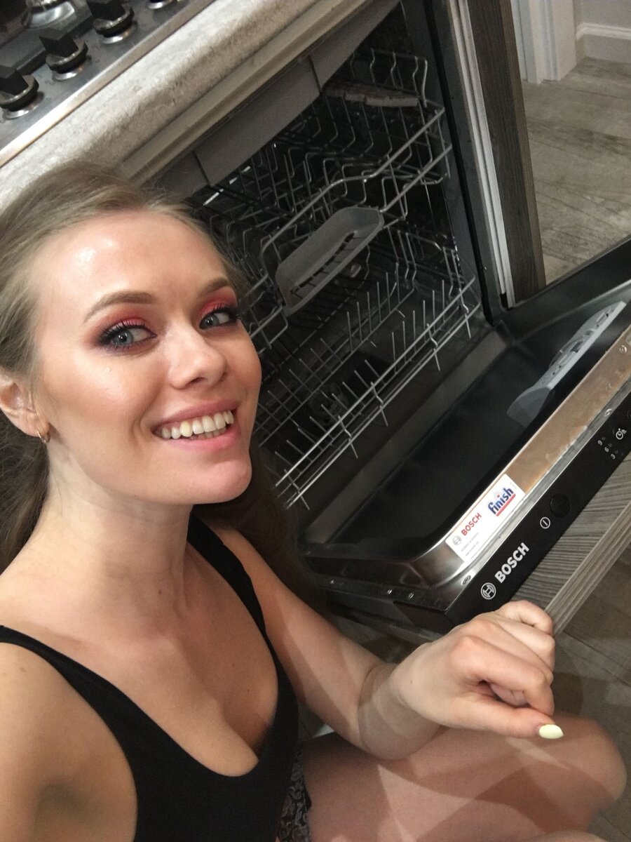 Посудомоечка моя любимая. Преимущество этой модели еще и в том, что отделение для ножей и вилок наверху выдвижное, а не корзина, как у большинства моделей.