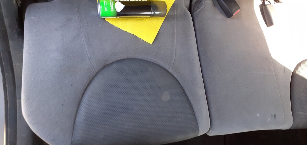 Загрязненный участок на велюровом сидении.