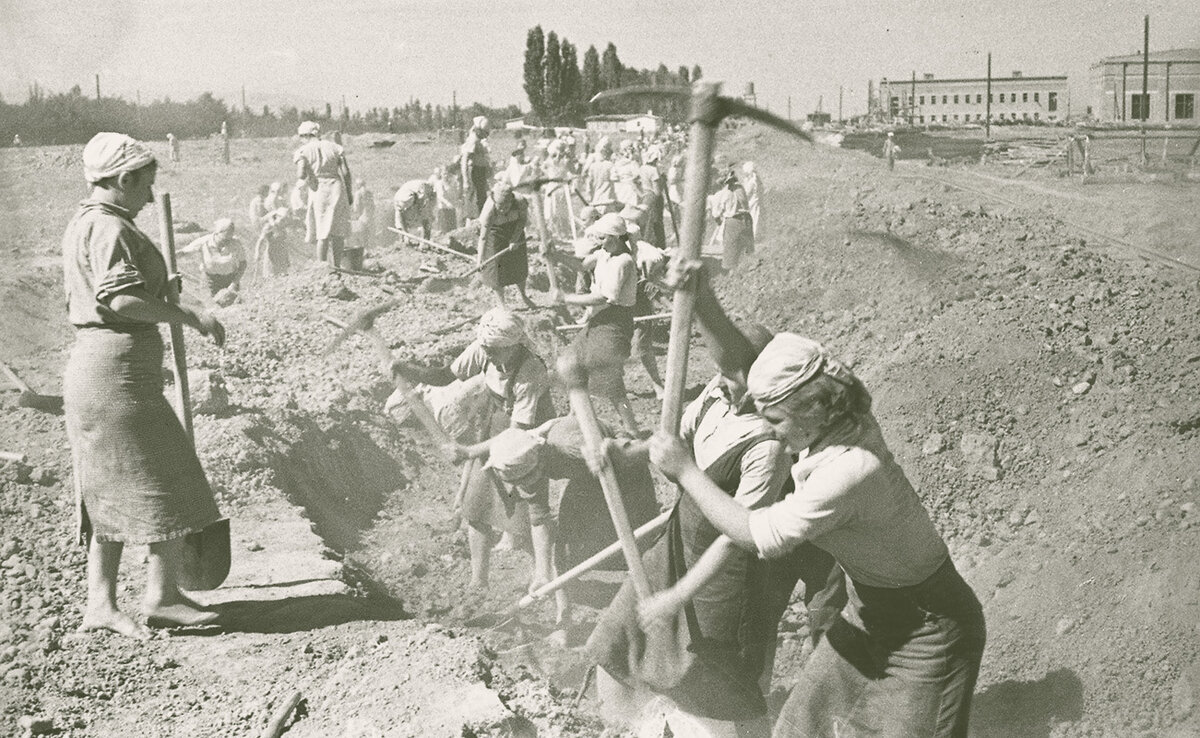 Вов большой. Тыловики Великой Отечественной войны. Тыл в годы войны 1941-1945. Труд женщин в тылу в годы Великой Отечественной войны. Лето 1941 рытье противотанковых рвов.