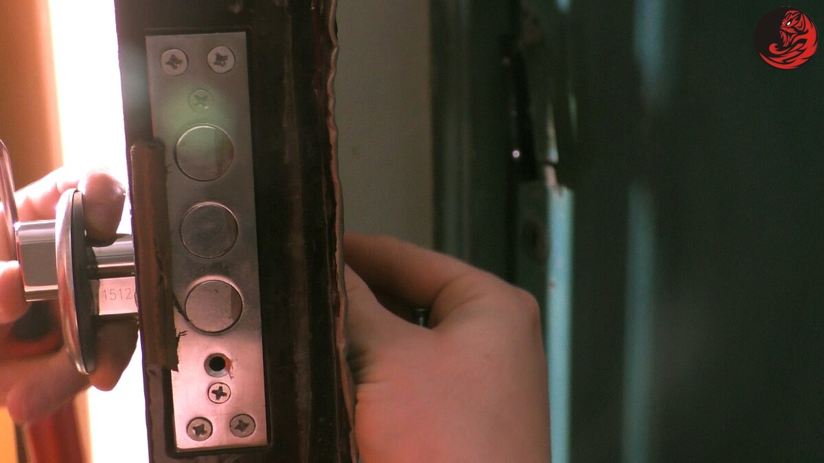 Вынимаем цилиндр из замка