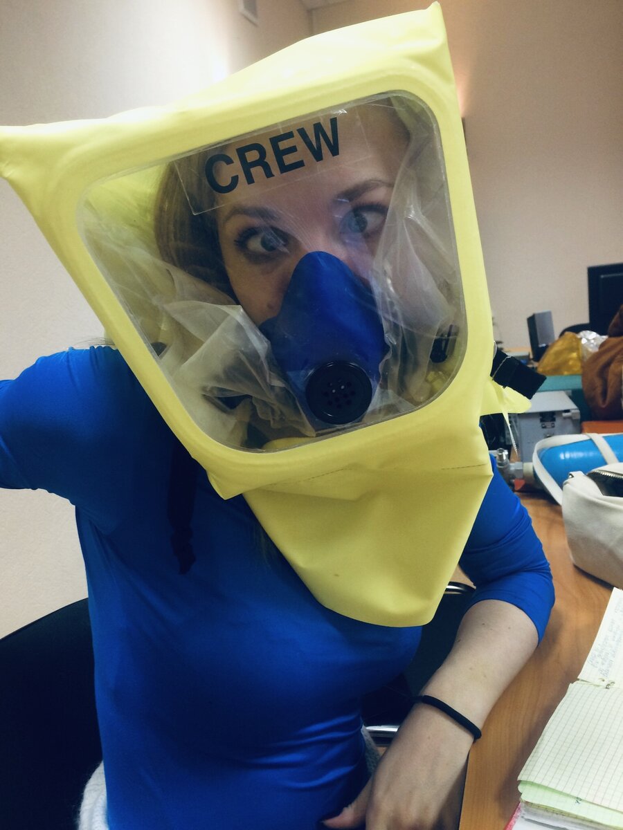 Так выглядит человек, который понял, что это его. На курсах первоначальной подготовки бортпроводников, устав от непрерывного потока информации и хронического недосыпа, порой так хочется расслабиться и подурачиться. Тогда на помощь приходит дымозащитный капюшон. (Фото принадлежит автору статьи, то есть мне)